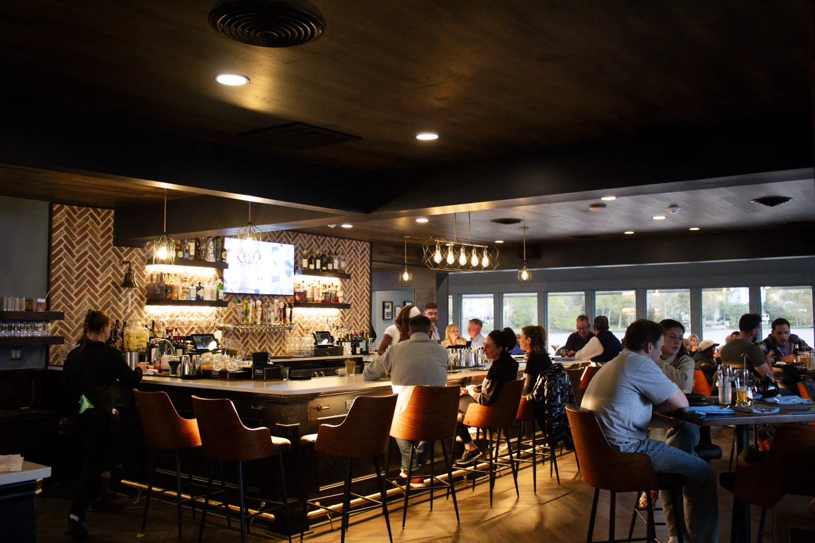 Lake Drive Tavern dining room on a busy evening
