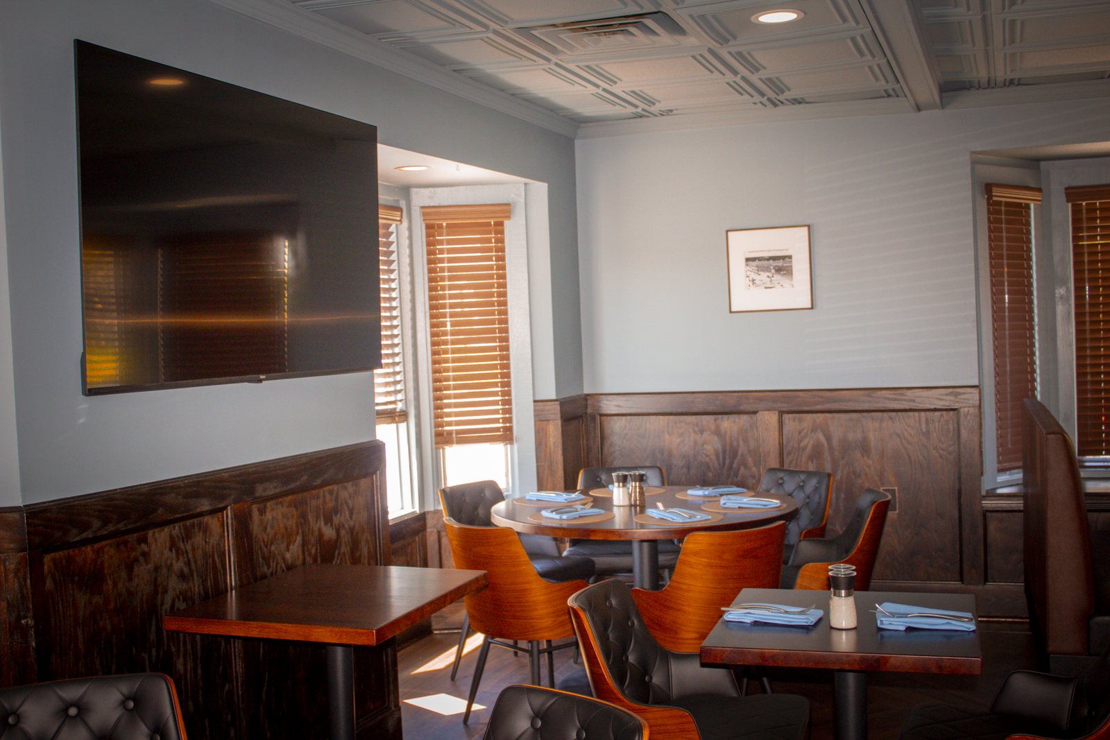 Private dining corner round table TV