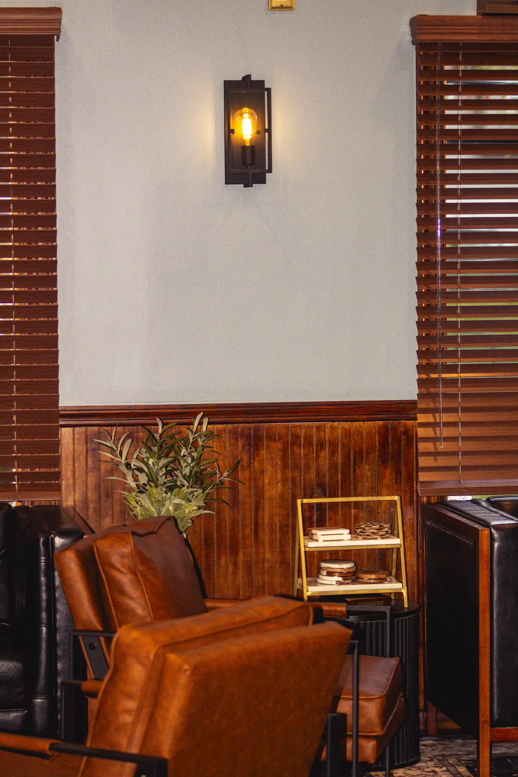 Lounge wall sconce